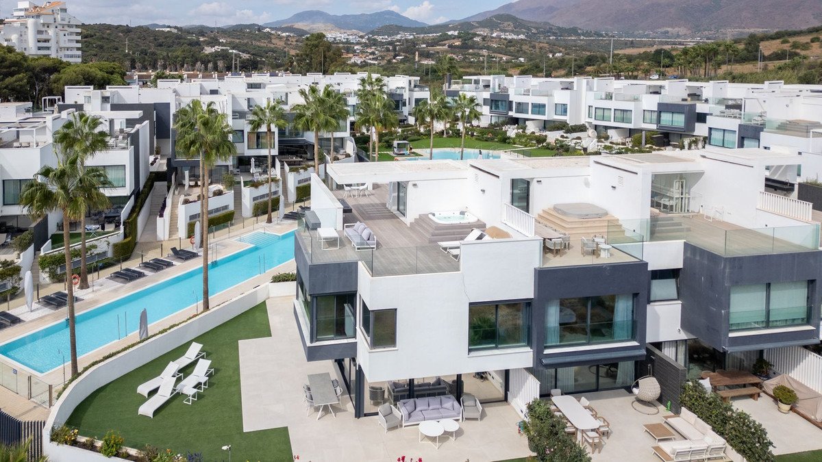 4 Bed Semi-Detached House in Estepona