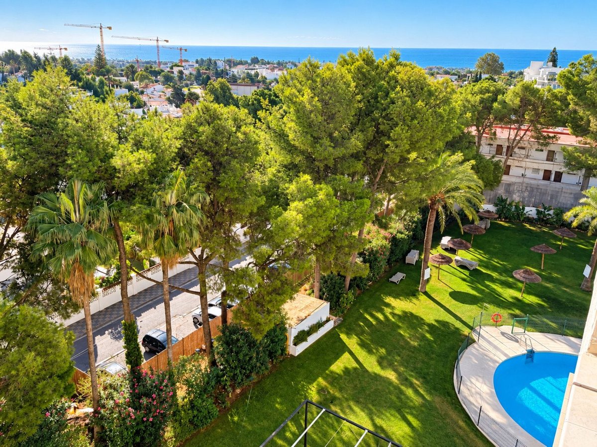1 Bed Middle Floor Apartment in Nueva Andalucía