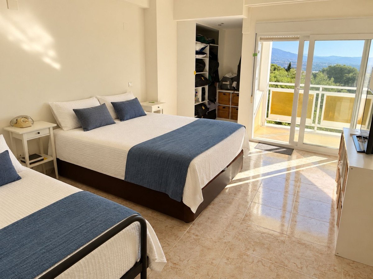 1 Bed Middle Floor Apartment in Nueva Andalucía