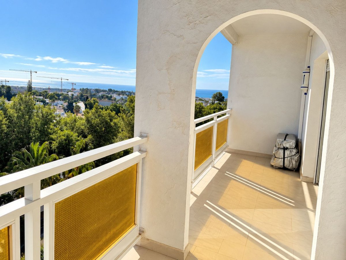 1 Bed Middle Floor Apartment in Nueva Andalucía