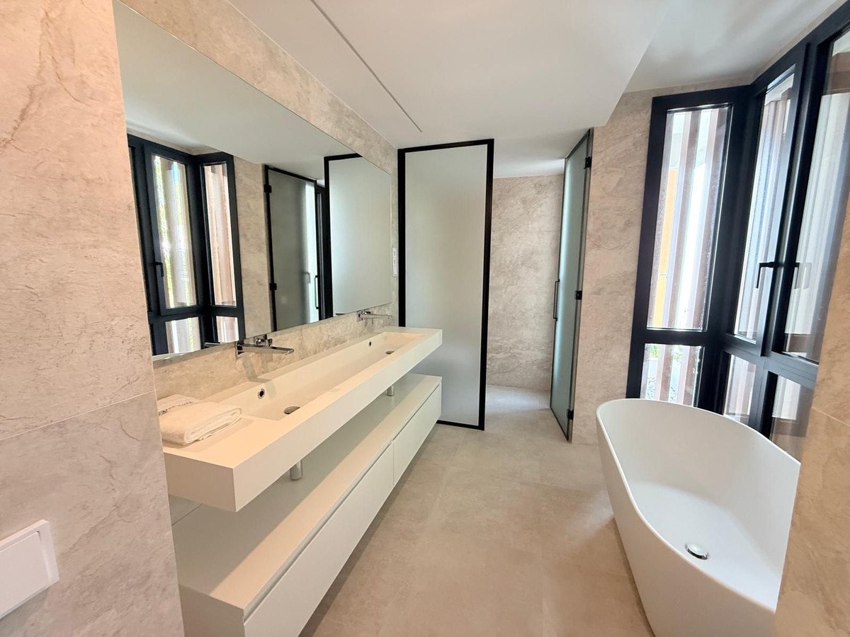 5 Bed Detached Villa in Puerto Banús
