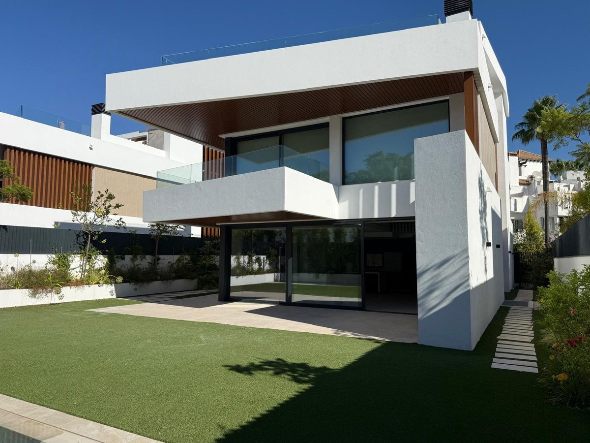 5 Bed Detached Villa in Puerto Banús