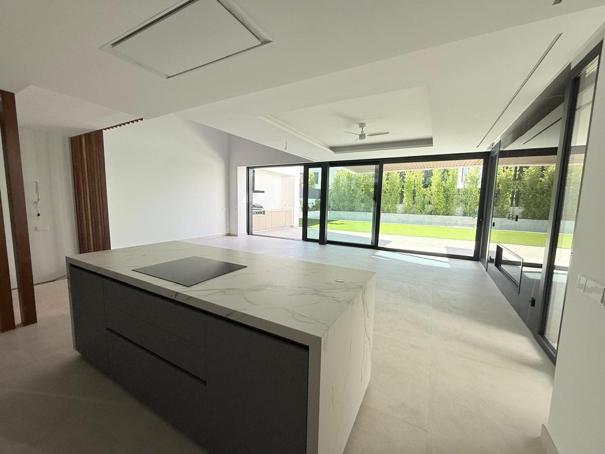 5 Bed Detached Villa in Puerto Banús