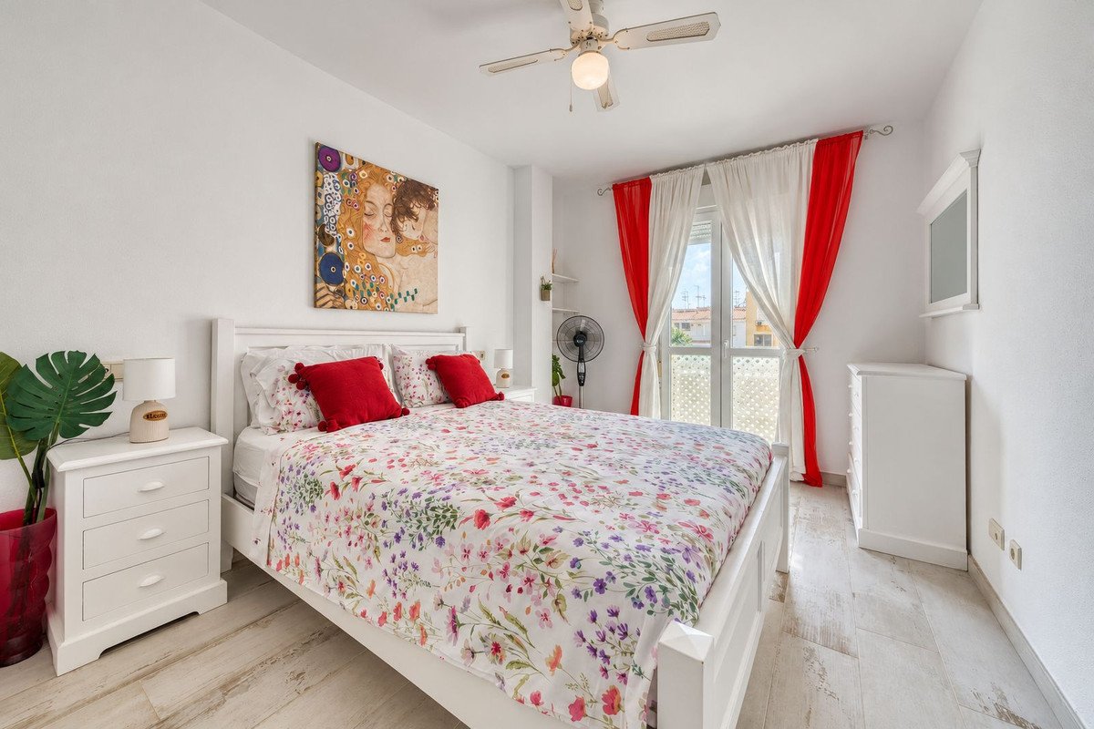 2 Bed Middle Floor Apartment in San Luis de Sabinillas
