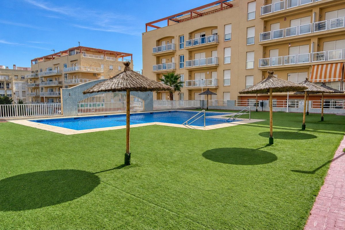 2 Bed Middle Floor Apartment in San Luis de Sabinillas