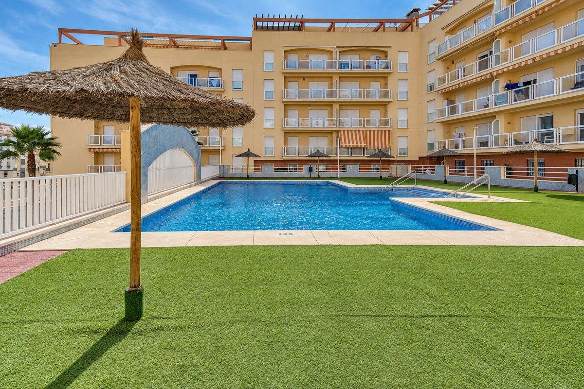 2 Bed Middle Floor Apartment in San Luis de Sabinillas
