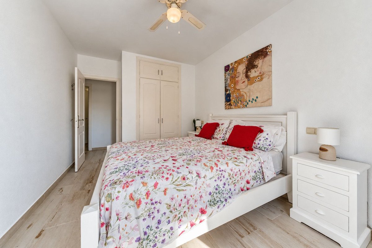 2 Bed Middle Floor Apartment in San Luis de Sabinillas