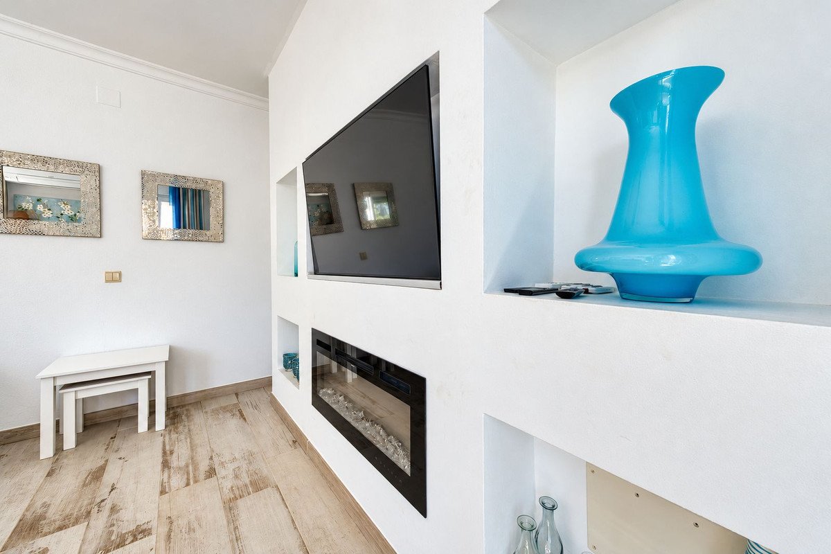 2 Bed Middle Floor Apartment in San Luis de Sabinillas