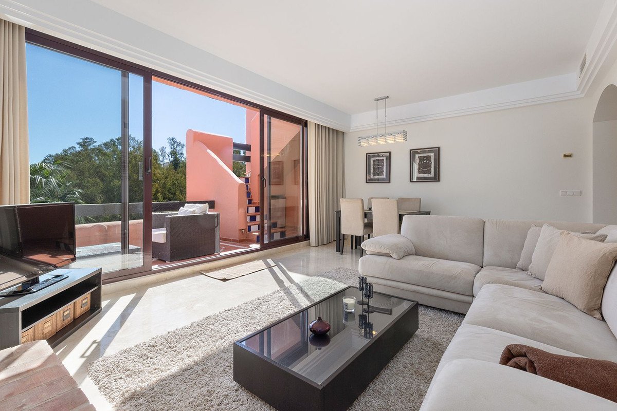 2 Bed Penthouse in Benahavís