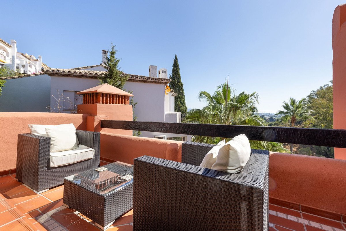 2 Bed Penthouse in Benahavís