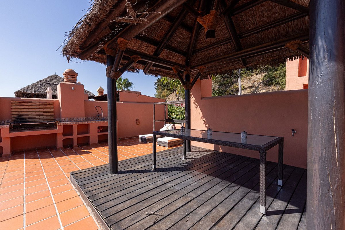 2 Bed Penthouse in Benahavís