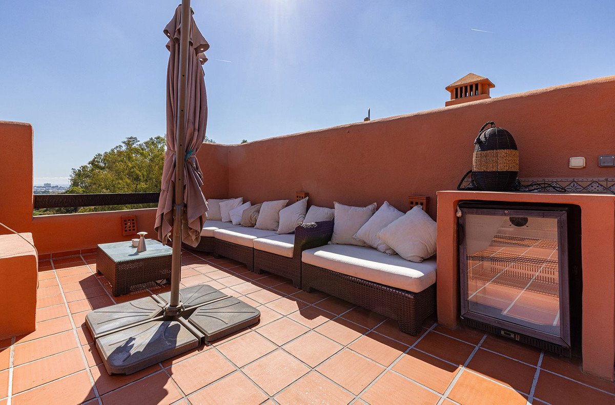 2 Bed Penthouse in Benahavís