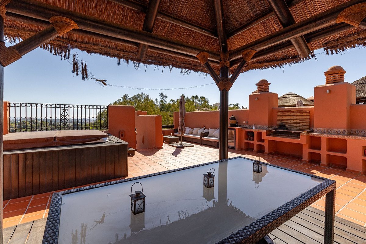 2 Bed Penthouse in Benahavís