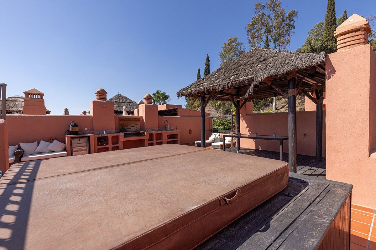 2 Bed Penthouse in Benahavís
