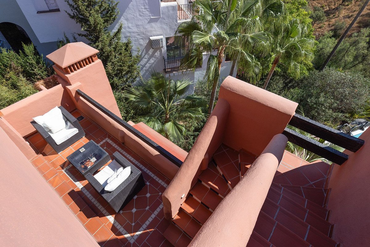 2 Bed Penthouse in Benahavís