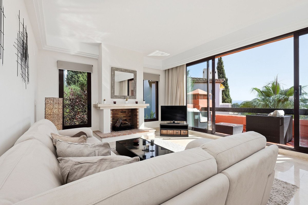 2 Bed Penthouse in Benahavís