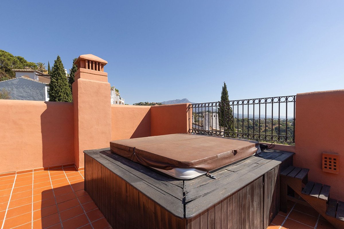 2 Bed Penthouse in Benahavís