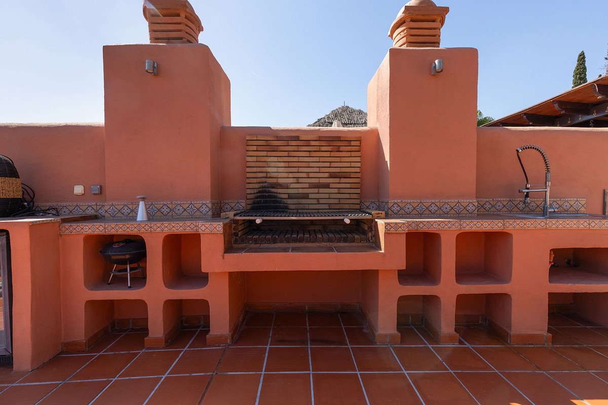 2 Bed Penthouse in Benahavís
