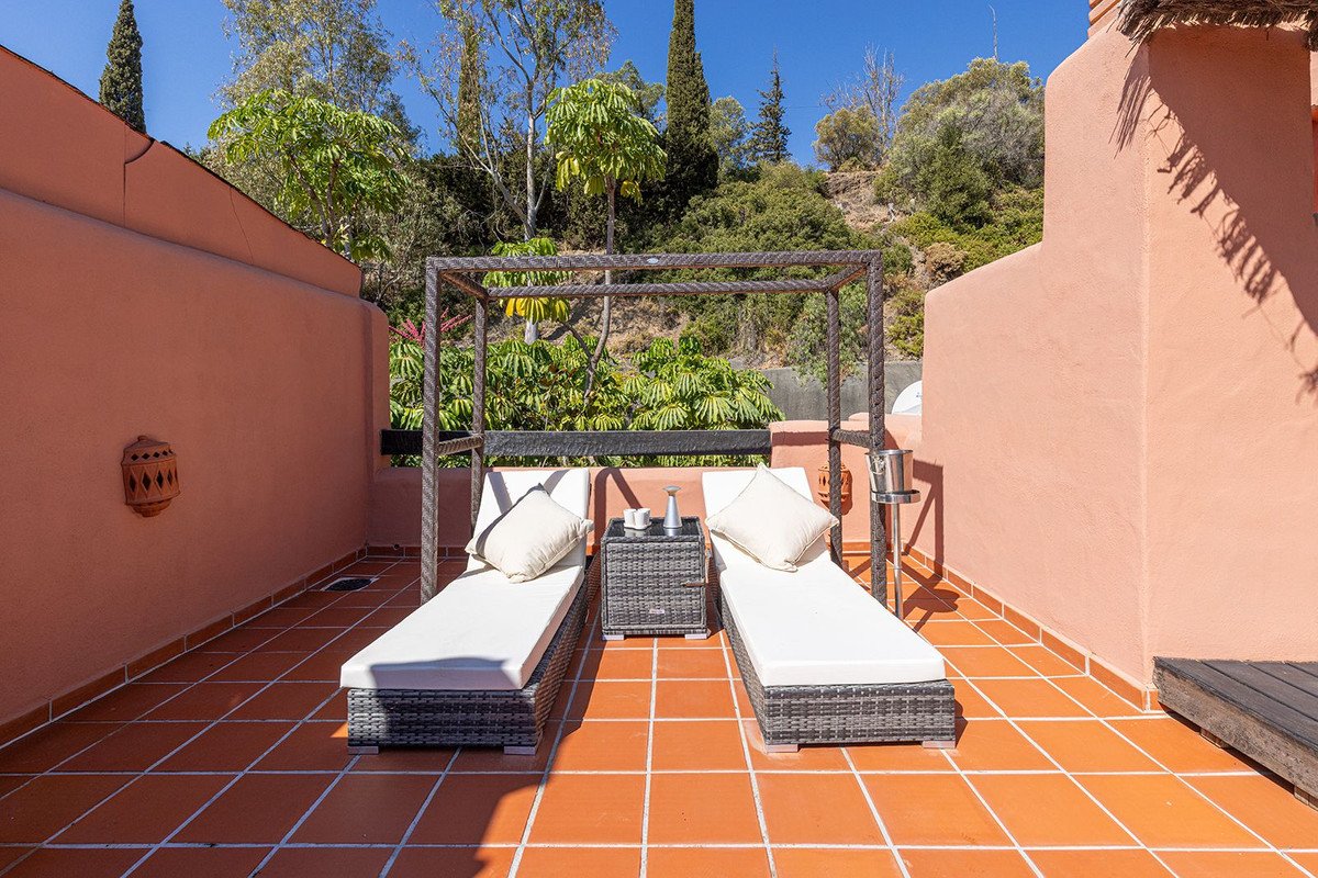 2 Bed Penthouse in Benahavís