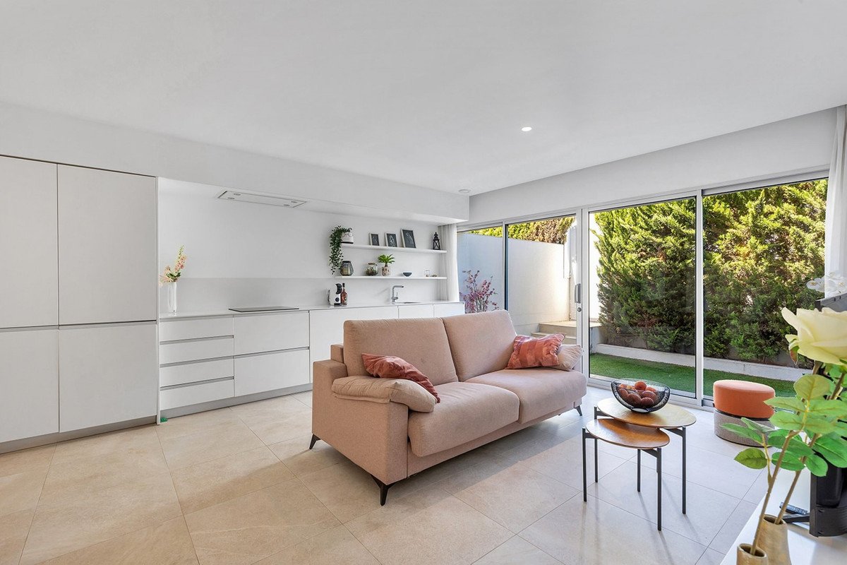 2 Bed Ground Floor Apartment in Los Balcones