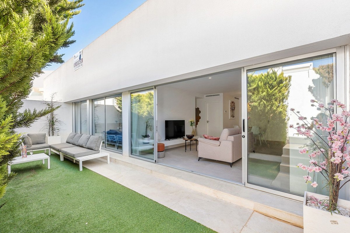 2 Bed Ground Floor Apartment in Los Balcones