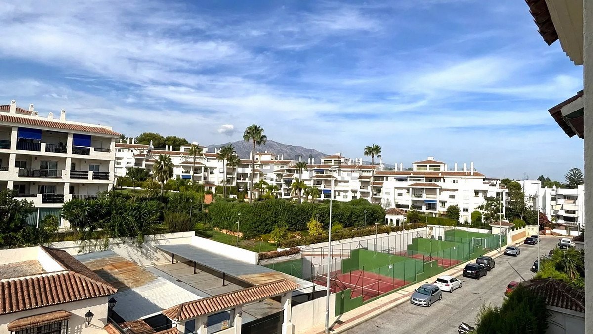 1 Bed Middle Floor Apartment in Nueva Andalucía