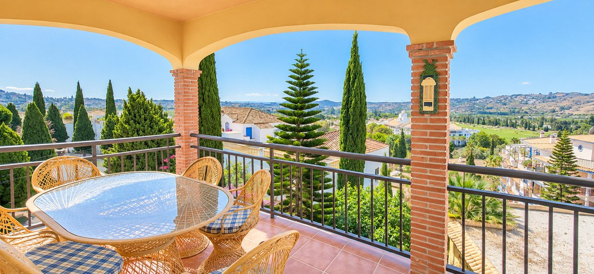 2 Bed Middle Floor Apartment in Mijas Golf