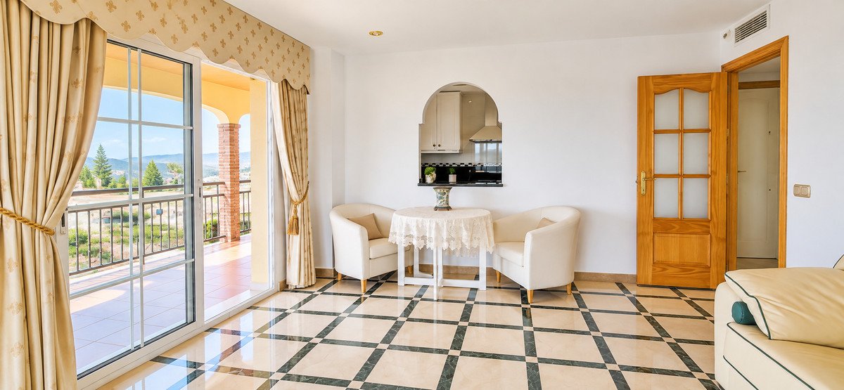 2 Bed Middle Floor Apartment in Mijas Golf