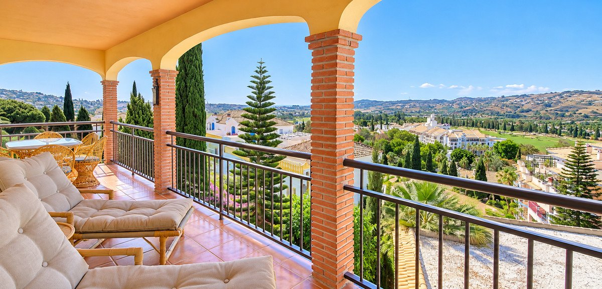 2 Bed Middle Floor Apartment in Mijas Golf