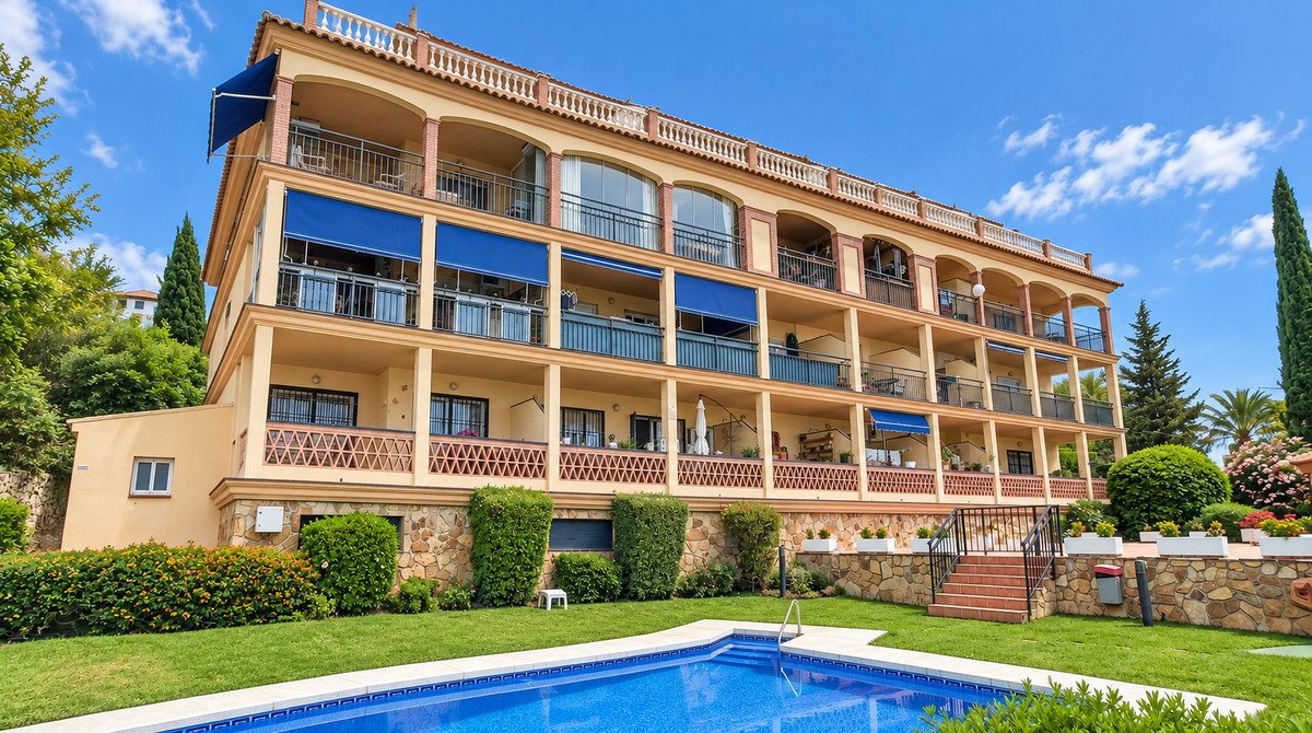 2 Bed Middle Floor Apartment in Mijas Golf