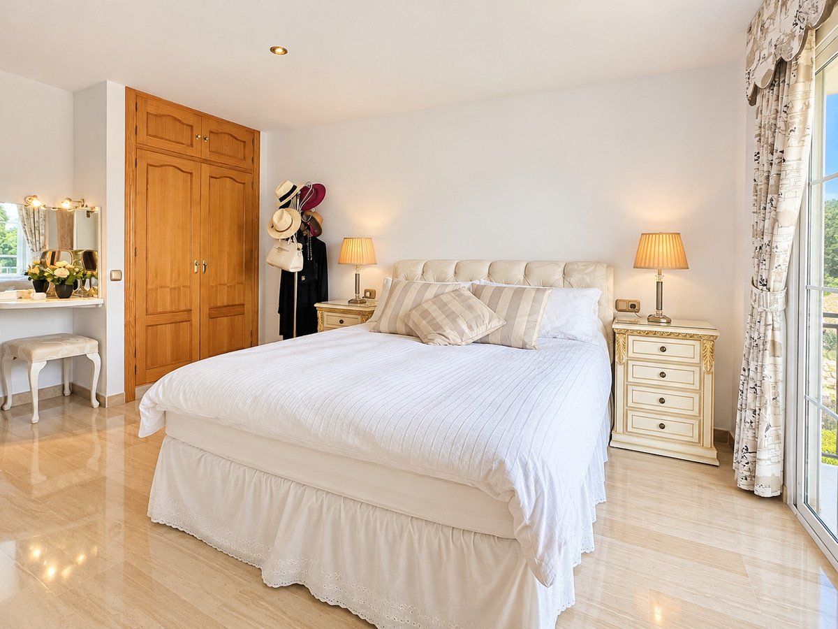 2 Bed Middle Floor Apartment in Mijas Golf