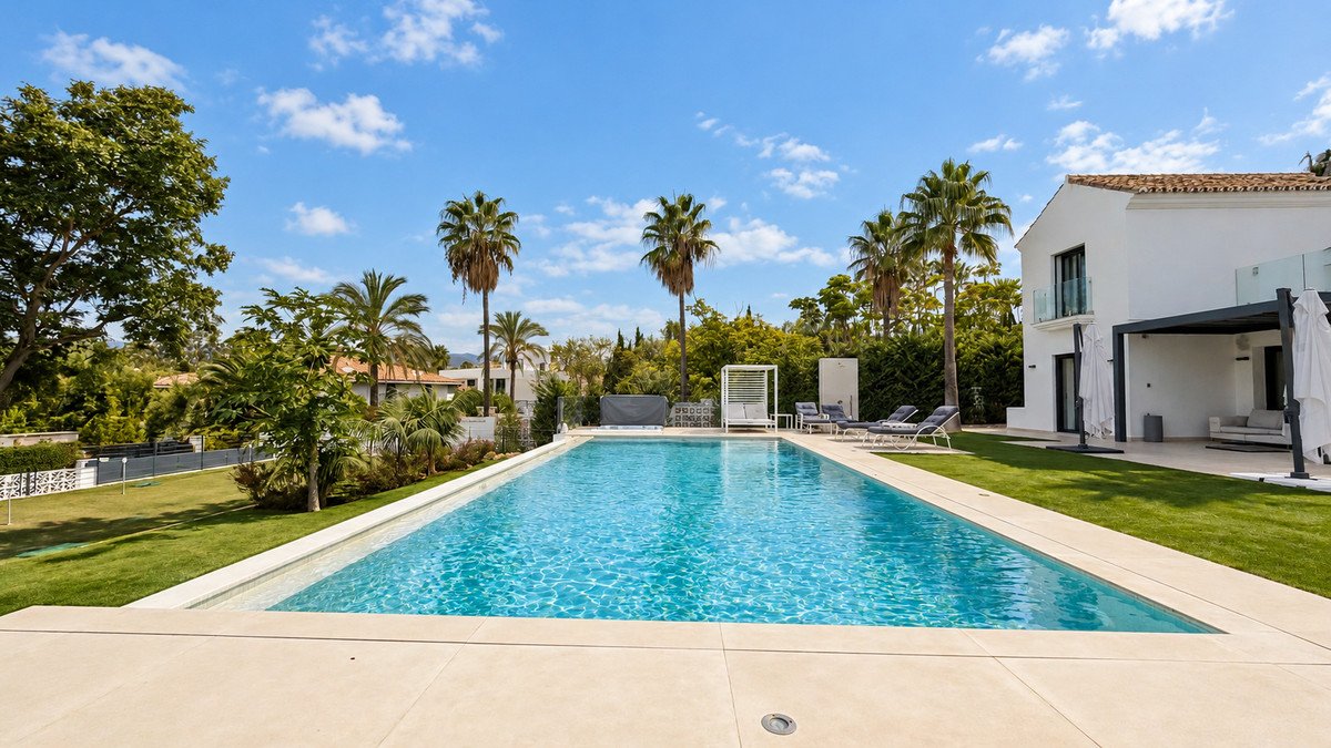 6 Bed Detached Villa in Guadalmina Baja