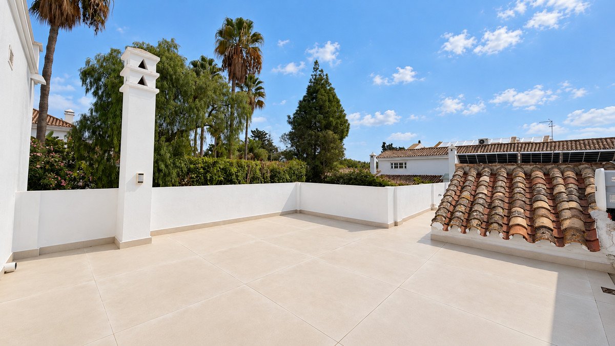 6 Bed Detached Villa in Guadalmina Baja