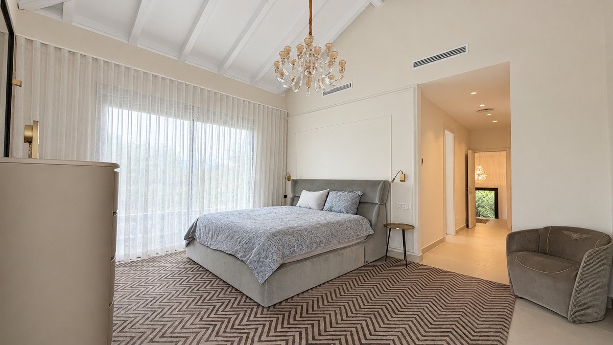 6 Bed Detached Villa in Guadalmina Baja