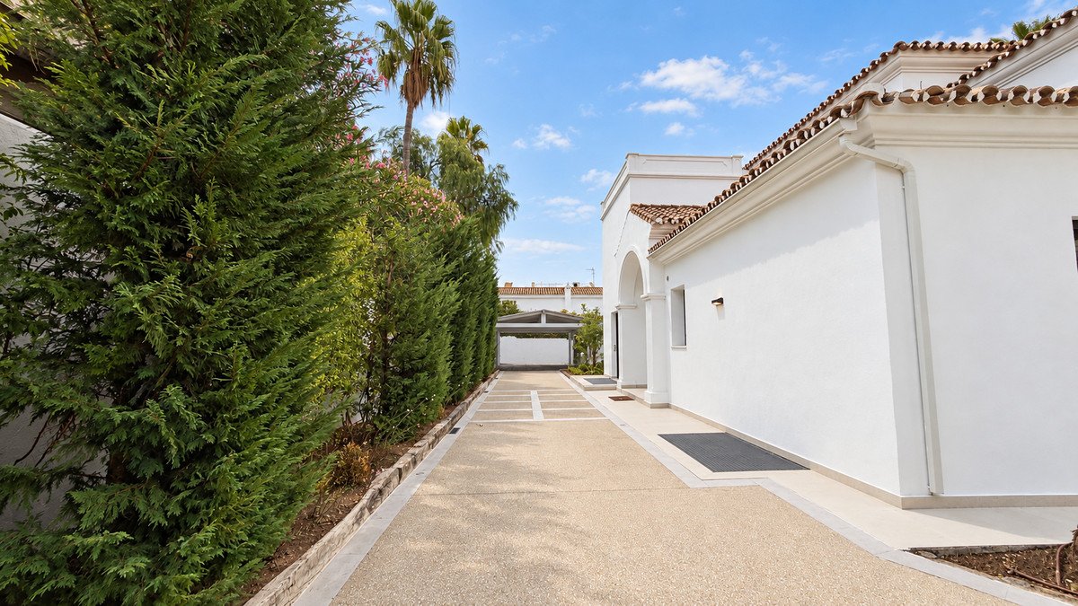 6 Bed Detached Villa in Guadalmina Baja