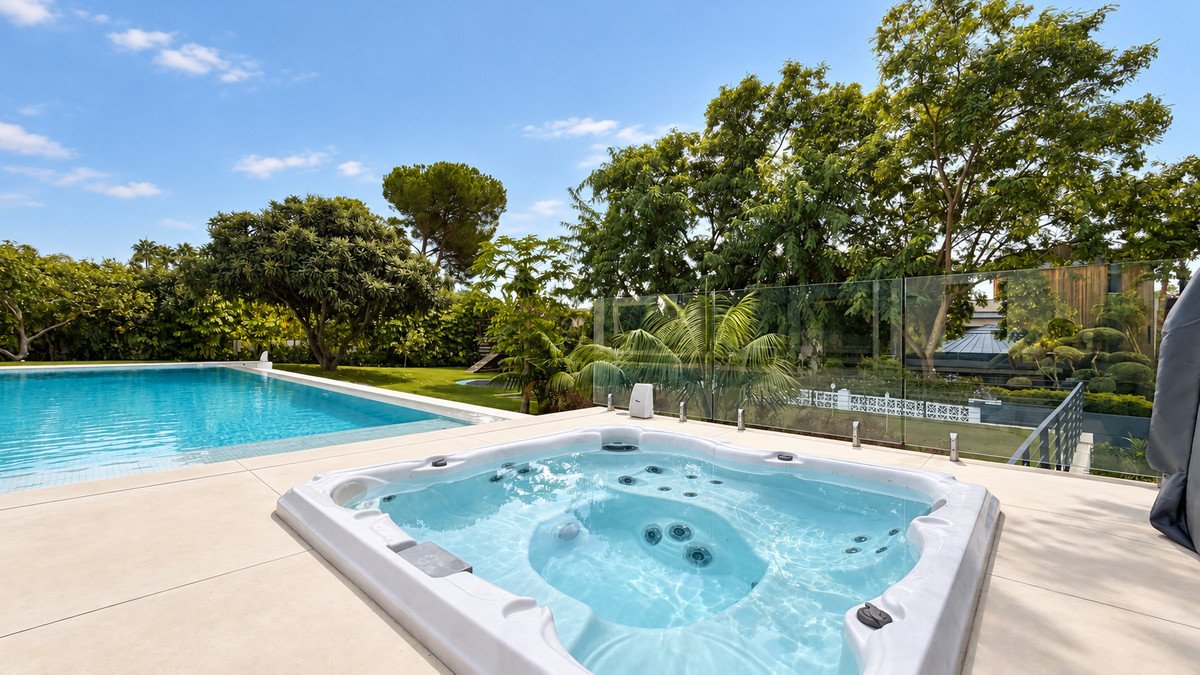 6 Bed Detached Villa in Guadalmina Baja
