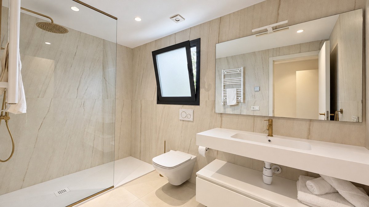 6 Bed Detached Villa in Guadalmina Baja