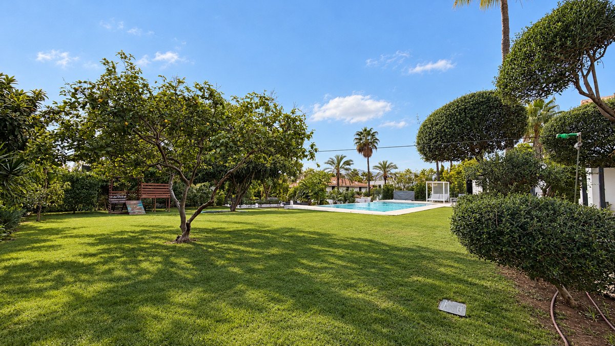6 Bed Detached Villa in Guadalmina Baja