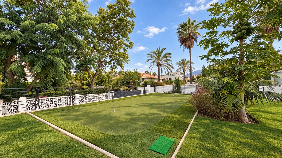 6 Bed Detached Villa in Guadalmina Baja