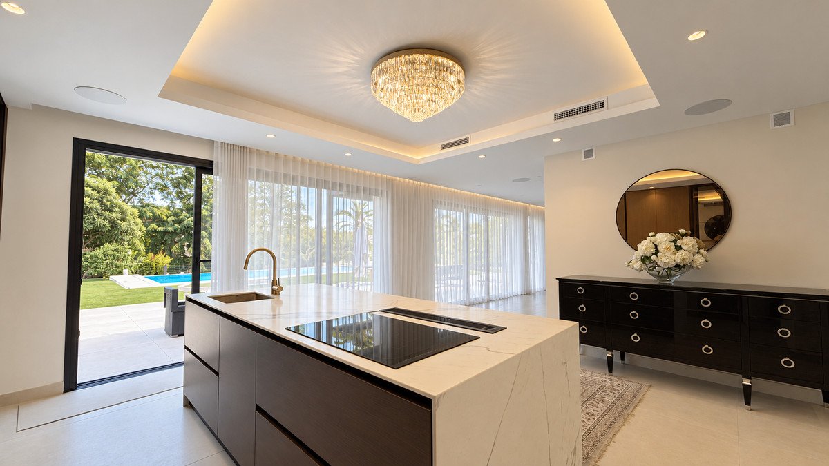 6 Bed Detached Villa in Guadalmina Baja
