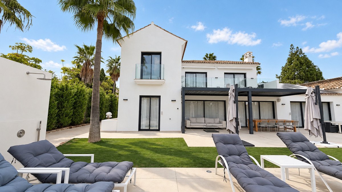 6 Bed Detached Villa in Guadalmina Baja