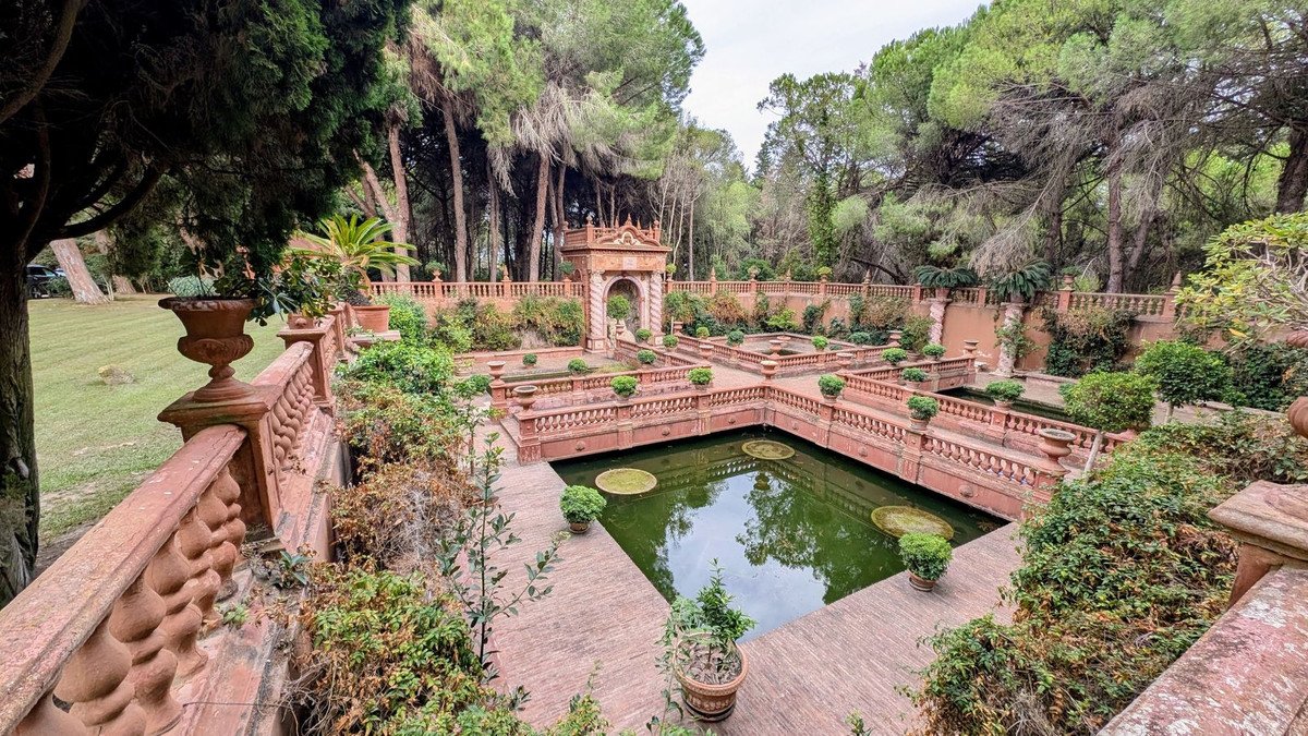 16 Bed Detached Villa in Sotogrande