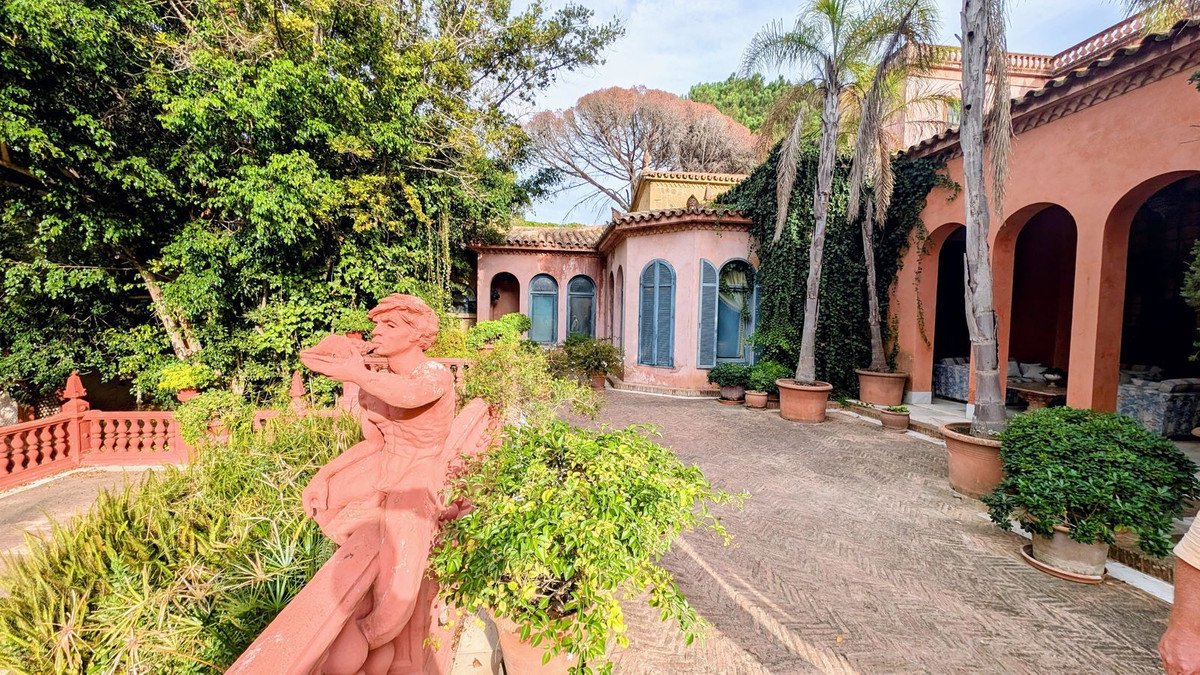 16 Bed Detached Villa in Sotogrande