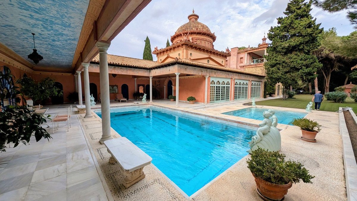 16 Bed Detached Villa in Sotogrande