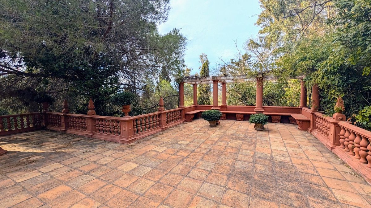 16 Bed Detached Villa in Sotogrande