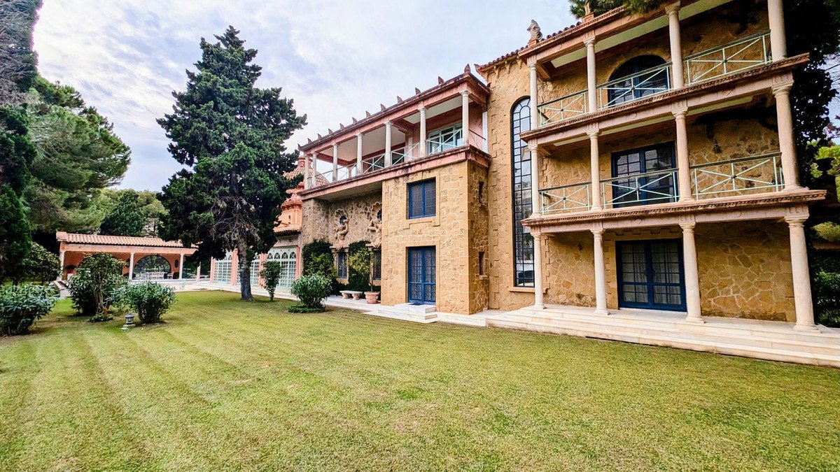 16 Bed Detached Villa in Sotogrande