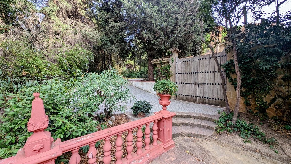16 Bed Detached Villa in Sotogrande