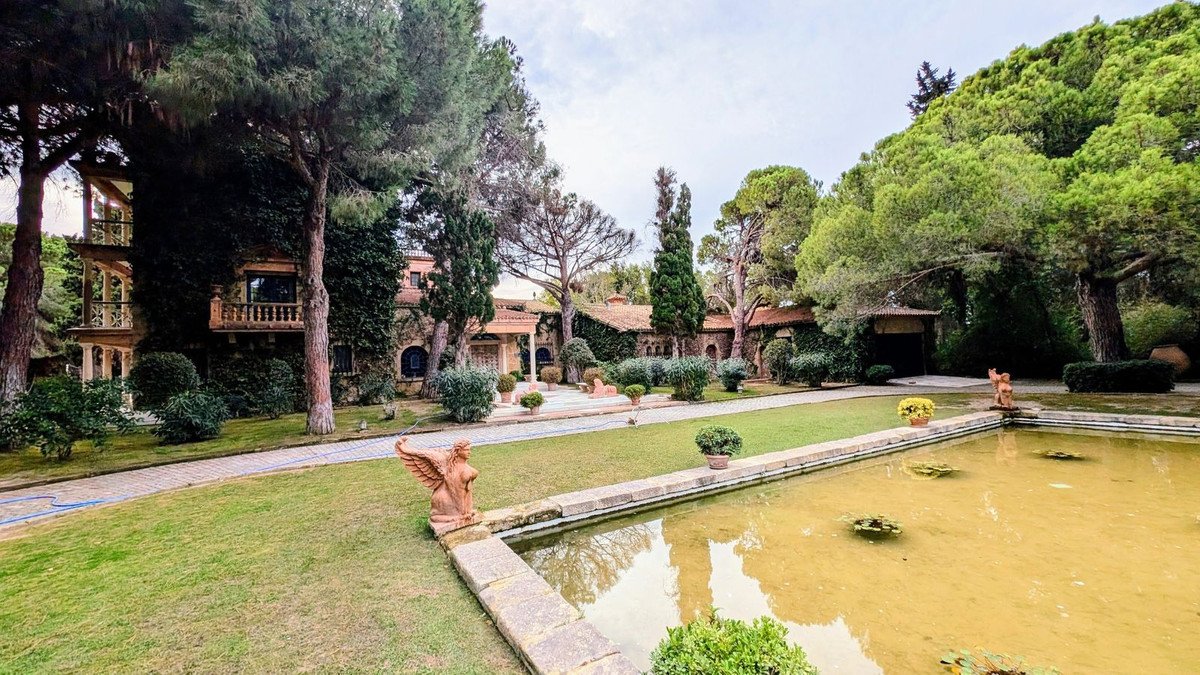 16 Bed Detached Villa in Sotogrande