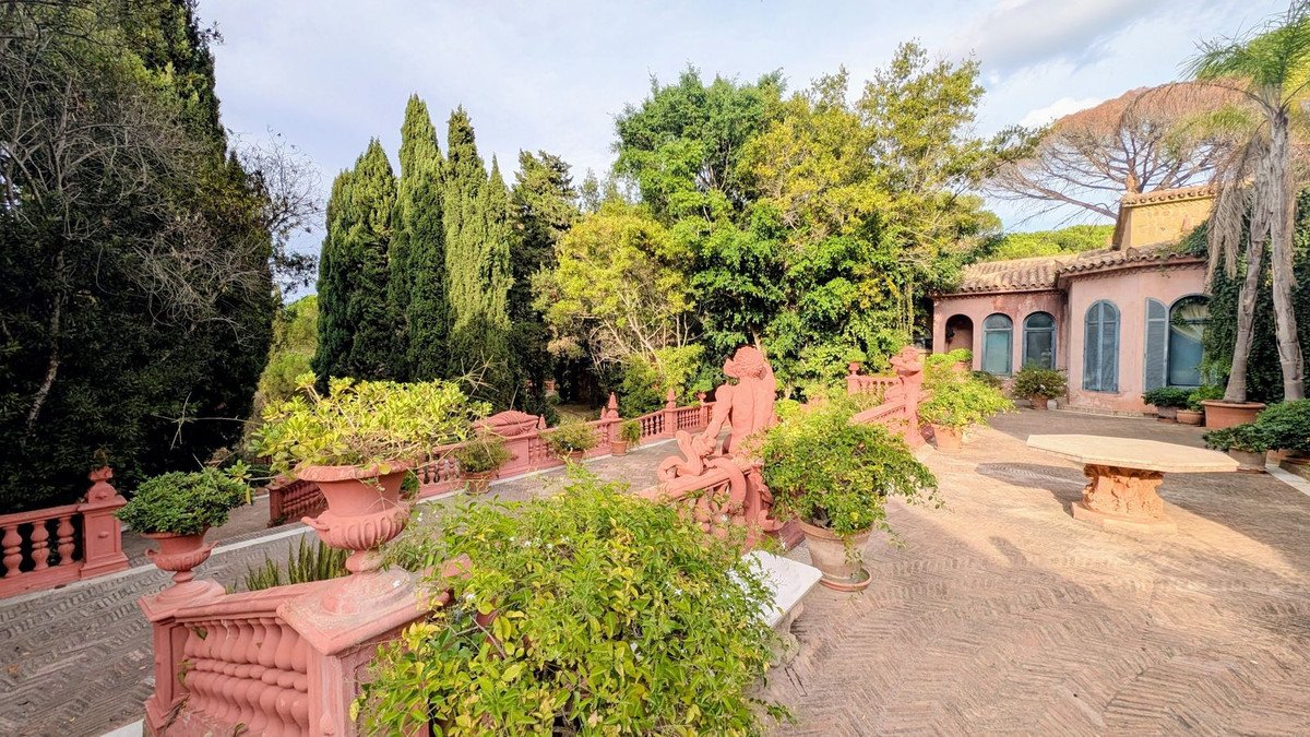 16 Bed Detached Villa in Sotogrande
