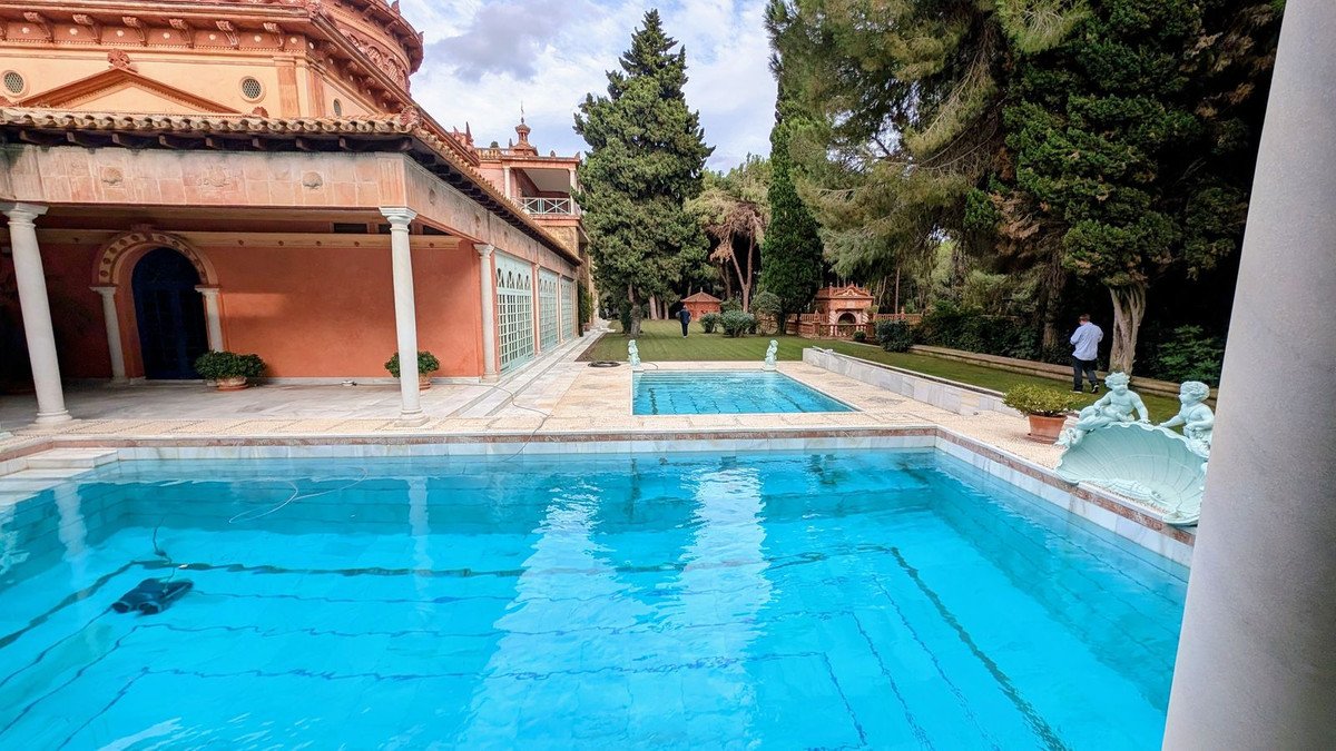 16 Bed Detached Villa in Sotogrande
